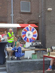 912001 Afbeelding een rad van fortuin op de rommelmarkt, georganiseerd door de Marekerk, in de kerk en op het ...